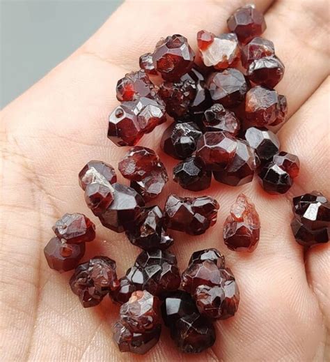 石榴 石 功效|【石榴石｜Garnet】功效｜ 禁忌｜顏色種類｜ 五行屬 